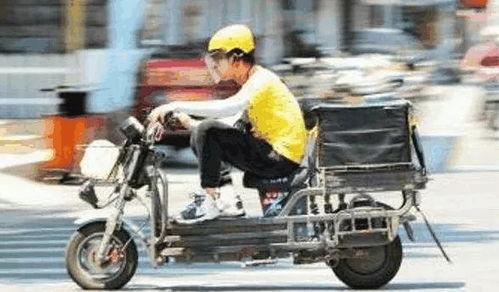 外卖小哥吃瓜被撞,引发社会关注与反思
