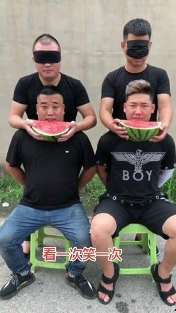 蒙眼吃瓜竞速挑战,速度与味觉的双重考验